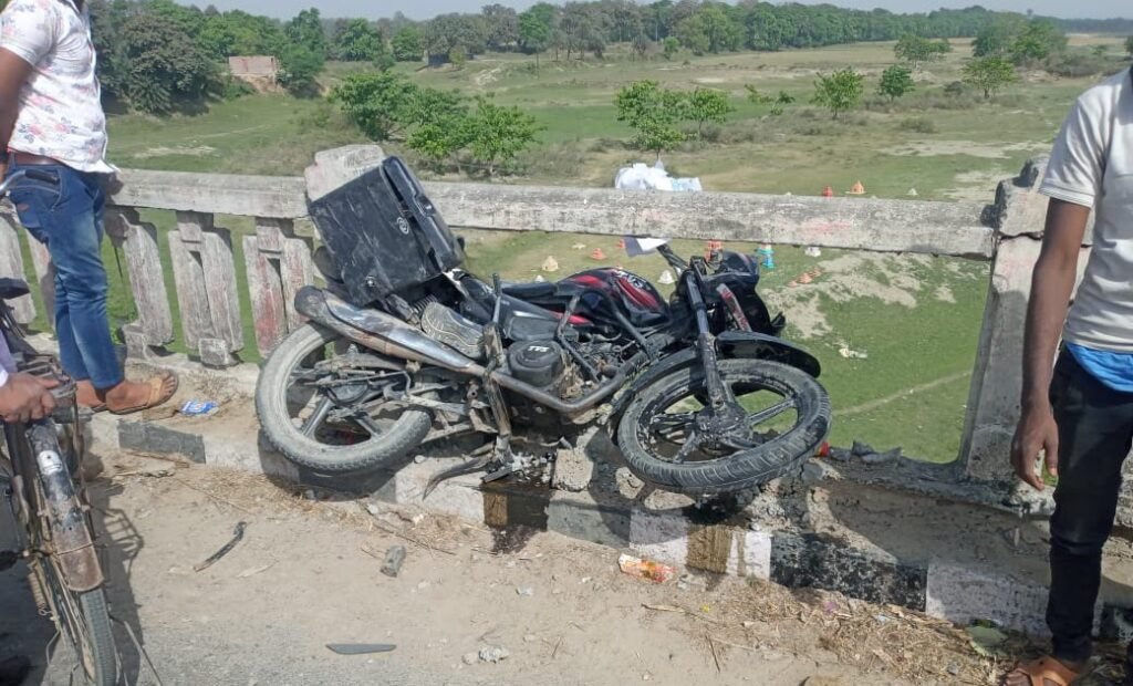 शादी का कार्ड बांटकर घर लौट रहे पिता पुत्र की सड़क हादसे में हुई मौत