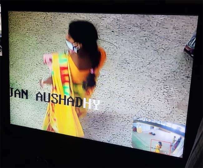 धनबाद के एसएनएमएमसीएच के स्त्री व प्रसव रोग विभाग में दो महिला ने नवजात को ले भागी