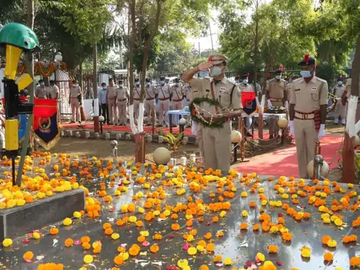 पुलिस संस्मरण दिवस के मौके पर एसएसपी सुरेंद्र कुमार झा ने शहीद पुलिसकर्मियों को याद करते हुए दी श्रद्धांजलि