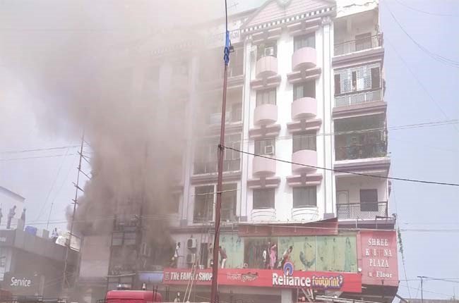 धनबाद के बैंक मोड़ स्थित मैक्स लाइफ इंश्योरेंस ऑफिस में लगी आग, 5 घंटे बाद आग पर पाया गया काबू