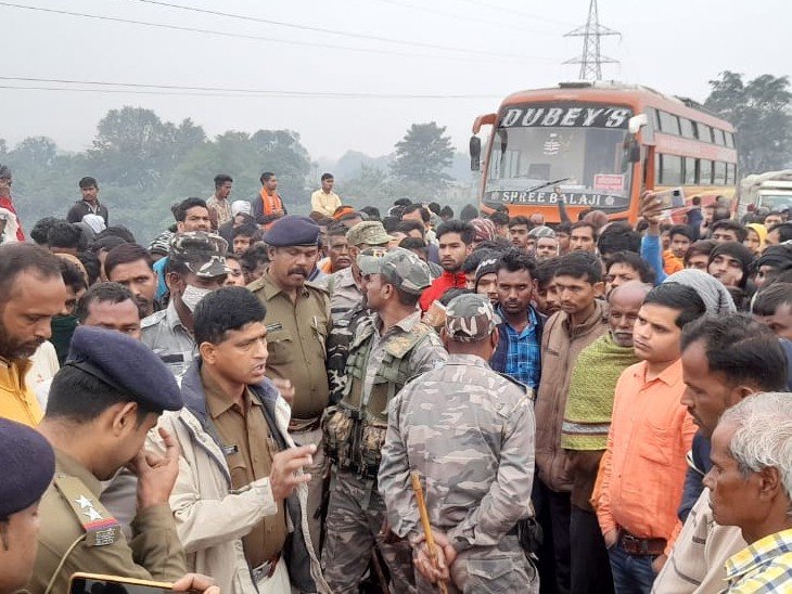 गढ़वा में कोयल नदी के पुल पर अज्ञात वाहन की चपेट में आया युवक, 200 मीटर दूर गिरकर मौत