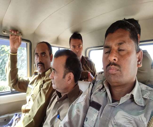 गोड्डा जिले के पथरगामा प्रखंड के बीपीओ पुरुषोत्तम कुमार मिश्रा को एसीबी दुमका की टीम ने रुपये 2000 घूस लेते रंगे हाथों किया गिरफ्तार