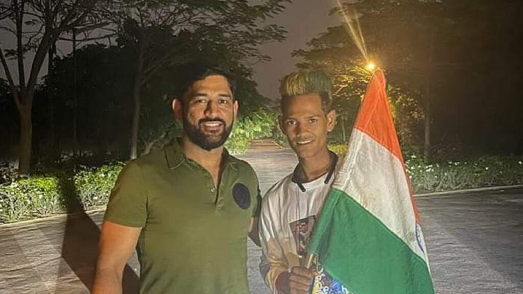 1436 KM पैदल चल कर रांची पहुंचे फैन से मिले धौनी