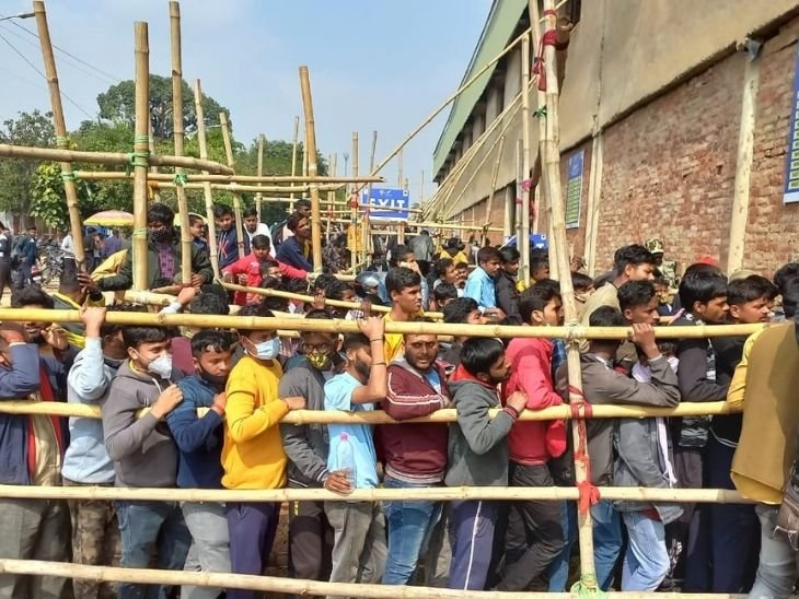 JSCA में शुरू हुई टिकटों की बिक्री, 12 घंटे की लाइन में लगकर टिकट खरीद रहे हैं लोग