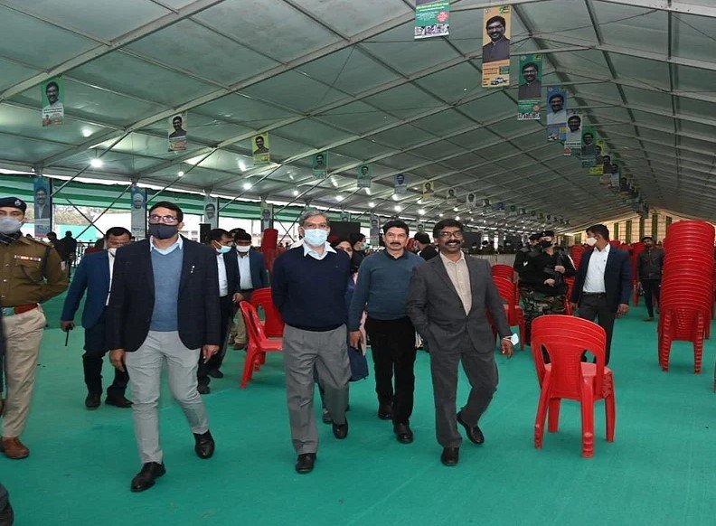 झारखंड सरकार के 2 वर्ष पूरे होने के समारोह की तैयारी का जायजा लेने मोरहाबादी मैदान पहुंचे सीएम हेमंत सोरेन