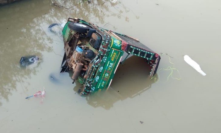 गुमला में मंगराटोली पुल के समीप ऑटो अनियंत्रित होकर गड्ढ़े में गिरी, एक की मौत और दूसरा गंभीर रूप से घायल