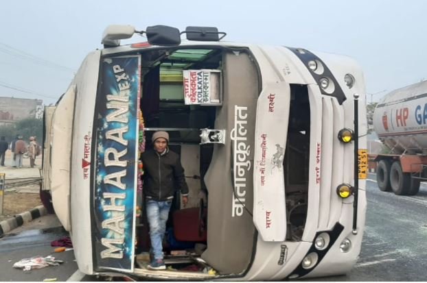 गया से कोलकाता जा रही बस गिरिडीह में अनियंत्रित होकर पलटी, आधा दर्जन यात्री घायल