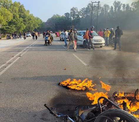रांची में तेज रफ्तार बाइक और कार में टक्कर, दोनों बाइक सवार गंभीर रूप से घायल, बाइक में लगी आग