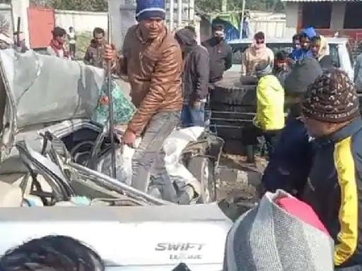 धनबाद सड़क हादसे में स्विफ्ट ने ट्रक को मारी टक्कर, 2 लोगों की मौत