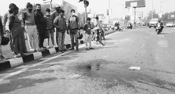 जमशेदपुर P&M मॉल के पास अनियंत्रित ट्रक ने स्कूटी सवार को मारी टक्कर