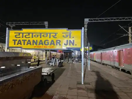 टाटानगर रेलवे स्टेशन पर काम के दौरान ट्रैक्शन तार टूटने से पांच कर्मचारी हुए घायल