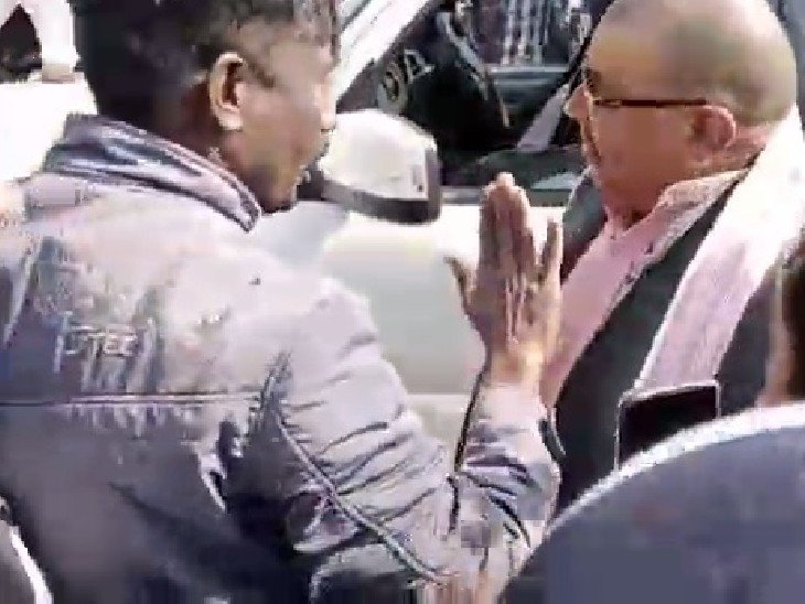 बोकारो में भाजपा के पूर्व सांसद के काफिले पर हमला