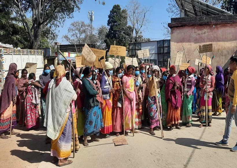 पेड़ काटने के विरोध में नाराज ग्रामीण पहुंचे खूंटी थाना, पेड़ न काटने की लगाई गुहार