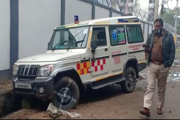 नशे में धुत्त एमजीएम अस्पताल के वाहन चालक ने इंडिगो कार में मारी टक्कर