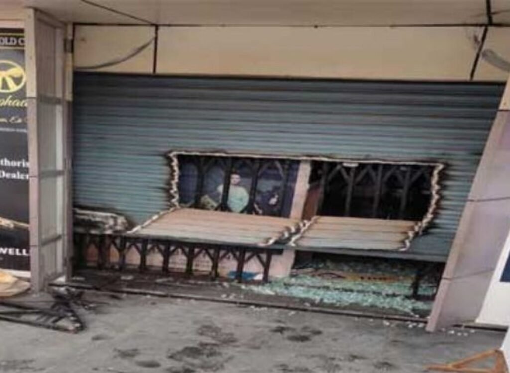 रांची के न्यू सोनी ज्वेलर्स में चोरों ने गैस कटर से शटर काटकर की सोना-चांदी की चोरी