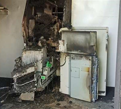 एटीएम से पैसे चोरी न कर पाने पे चोरों ने एटीएम मशीन को जलाया