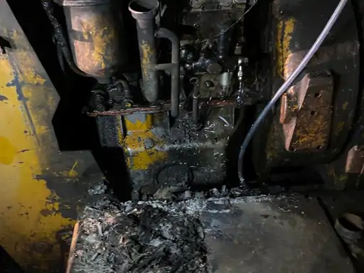 झारखंड के गढ़वा में अज्ञात लोगों ने सड़क निर्माण में लगे रोलर को जलाया