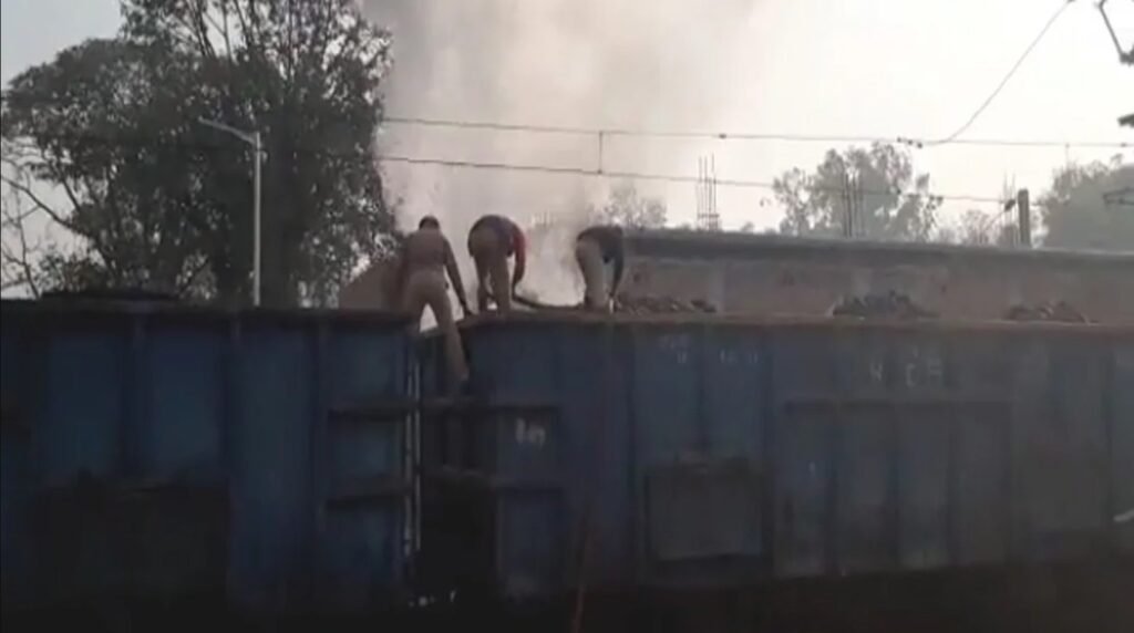 धनबाद के गोमो से गया जा रही मालगाड़ी के 6 डिब्बों में लगी आग, टला बड़ा हादसा