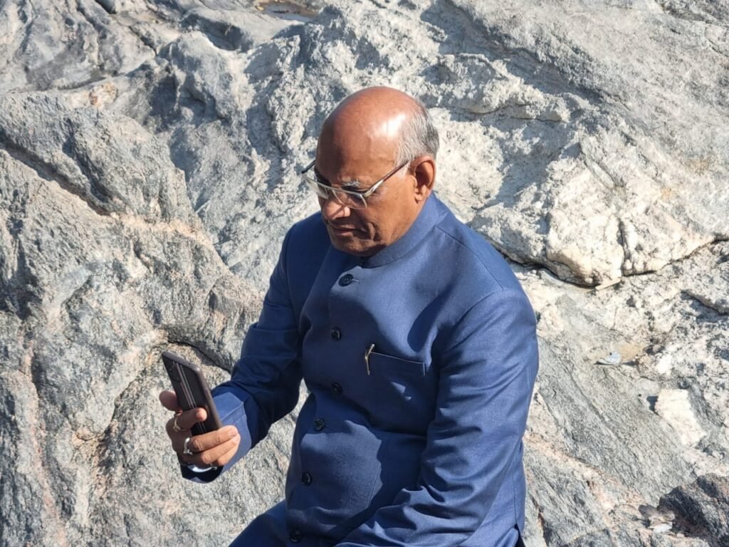 राज्यपाल रमेश बैस ने सपरिवार निहारी जोन्हा फॉल की खूबसूरती