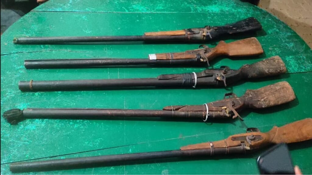 बेतला नेशनल पार्क में हिरण का शिकार करने वाले दो शिकारी हथियार सहित गिरफ्तार