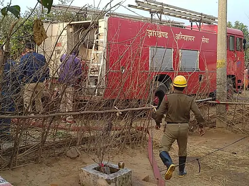 बेटे की मौत से आक्रोशित पिता ने घर में रिश्तेदारों को बंद कर लगाई आग