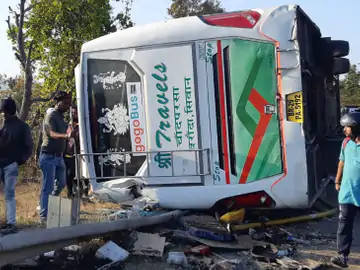 रामगढ़ में सिवान से रांची जा रही बस को कंटेनर ने मारी टक्कर, 8 लोग गंभीर