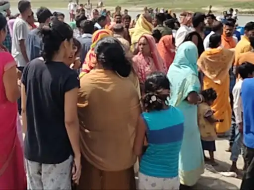 झारखंड के साहिबगंज में दो सेल्फी लेने के चक्कर में किशोर गंगा के तेज बहाव में बहे