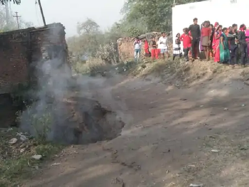 धनबाद के मोदीडीह कोलियरी इलाके में धंसी जमीन, एक दर्जन से ज्यादा घर हुए प्रभावित