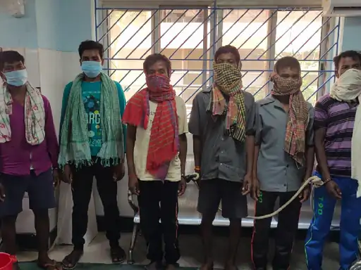 दुमका में अवैध संबंध में आरोप में 4 बच्चे की मां को प्रेमी संग निर्वस्त्र घुमाया, पेड़ में बांधकर पूरी रात पीटा