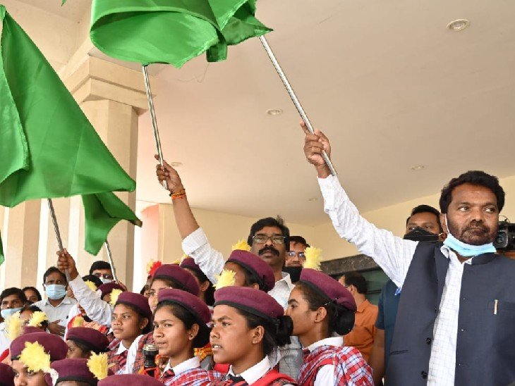 झारखंड में ‘स्वस्थ विद्यालय, स्वस्थ बच्चे’ अभियान शुरू, CM हेमंत सोरेन ने दिखाई हरी झंडी