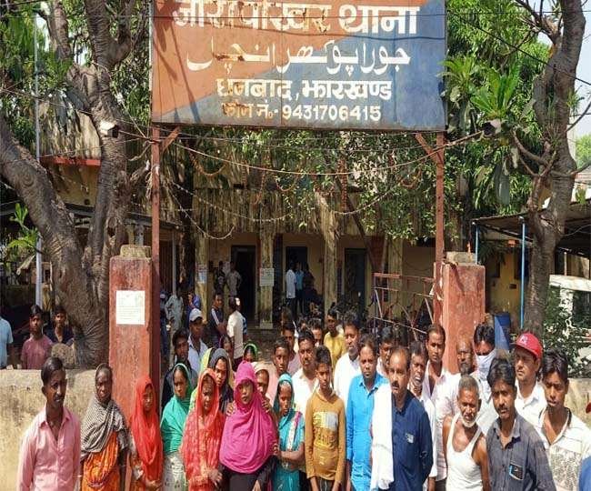 नाबालिग का शव तालाब से बरामद होने पर धनबाद के जोड़ापोखर में स्वजनों ने घेरा थाना