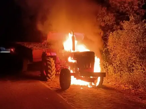 रामगढ़ में सड़क दुर्घटना के बाद आक्रोशित लोगों ने ट्रैक्टर में लगाई आग, पुलिस वाहन पर किया पथराव