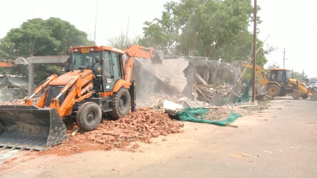 टाटा स्टील कंपनी ने जिला प्रशासन के सहयोग से हटाया अतिक्रमण, पांच बुलडोजरों की मदद से निर्माण को किया गया जमींदोज