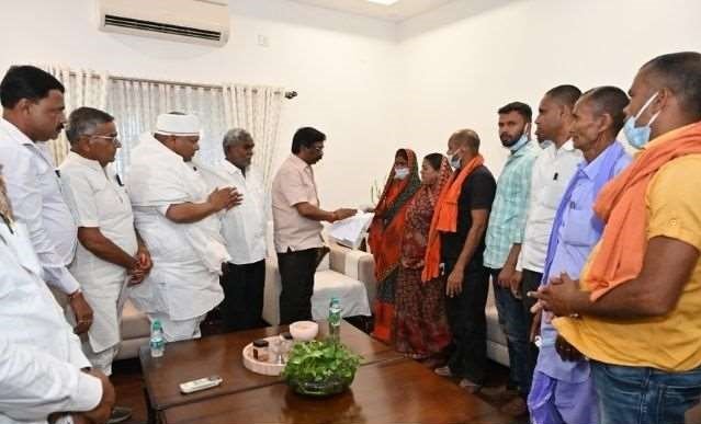 मुख्यमंत्री हेमंत सोरेन ने दिवंगत रूपेश पांडेय की मां को सौंपा नियुक्ति पत्र, 5 लाख रुपये की सहायता राशि भी दिये