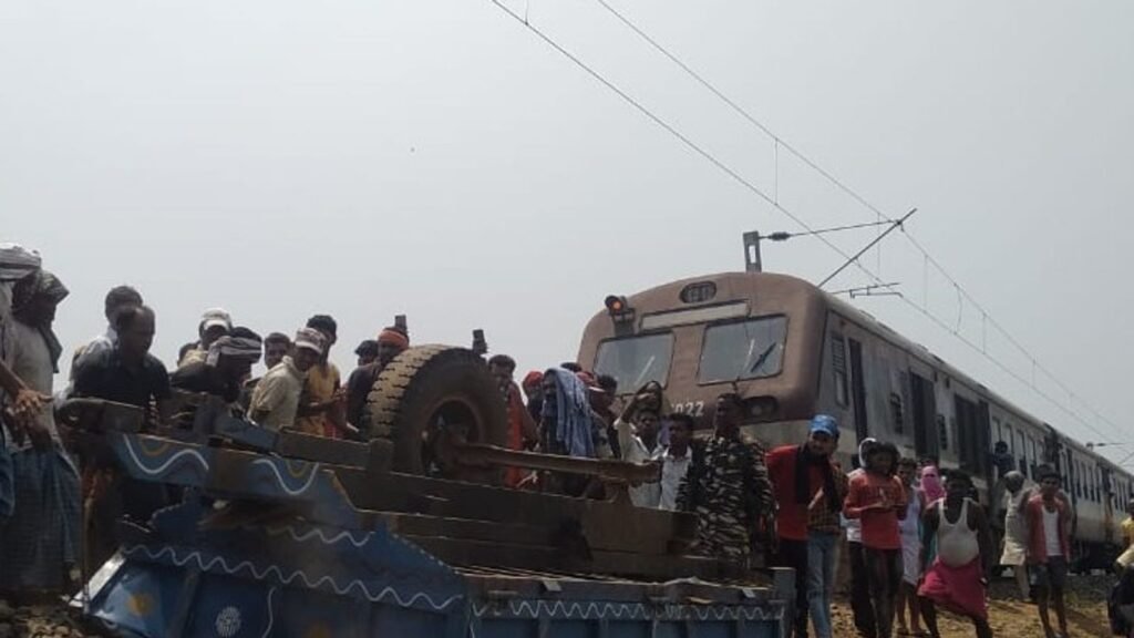 दुमका-भागलपुर रेल मार्ग पर ट्रेन ने ट्रैक्टर को मारी टक्कर, चालक की मौत