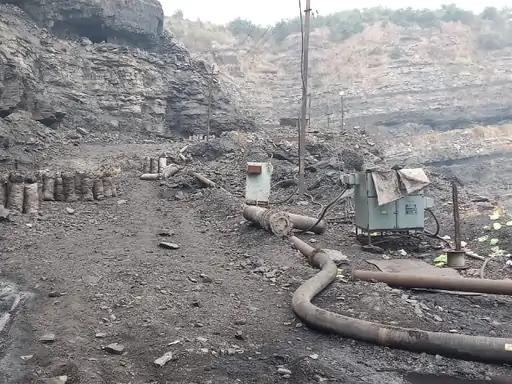 धनबाद में अवैध कोयला खनन में मलबा गिरने से दबी एक महिला