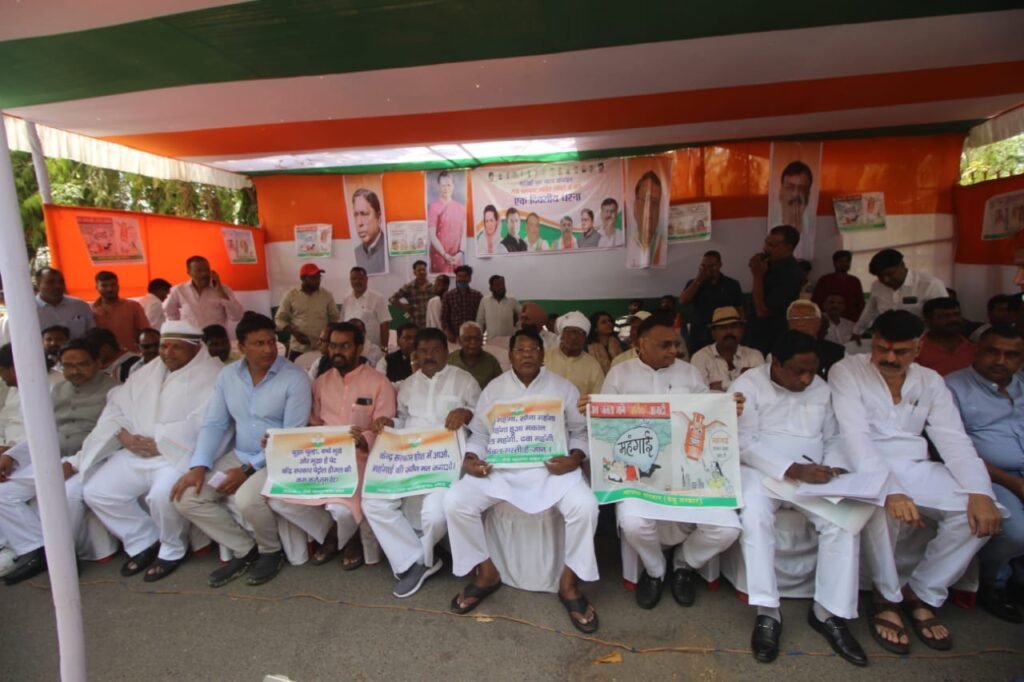 महंगाई मुक्त भारत अभियान के तहत झारखंड कांग्रेस का राजभवन के समक्ष धरना