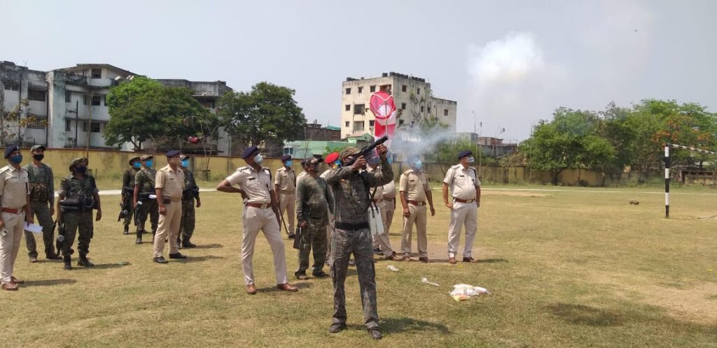 जमशेदपुर के गोलमुरी पुलिस लाइन में उपद्रवियों से निबटने के लिए चला मॉक ड्रील, एसएसपी खुद रहे मौजूद