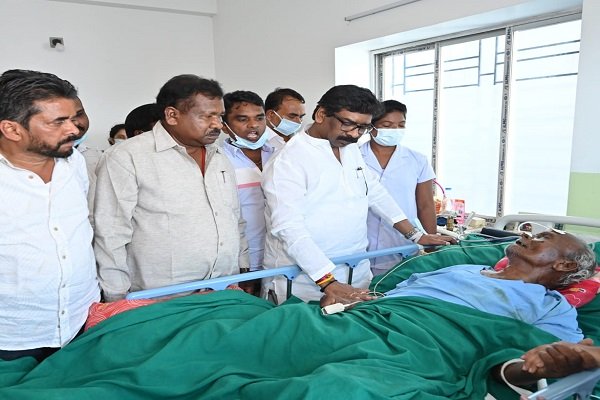 मुख्यमंत्री हेमंत सोरेन बीमार पूर्व मंत्री यदुनाथ बास्के से मिलने पहुंचे