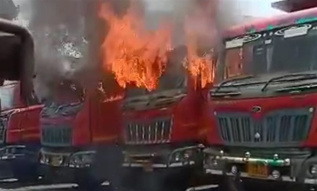 पाकुड़ के मुफस्सिल थाना क्षेत्र में तीन हाइवा में लगी आग