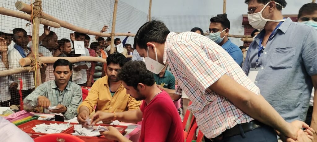 जिला निर्वाचन पदाधिकारी उपायुक्त रांची छवि रंजन ने मतगणना कार्य का लिया जायजा