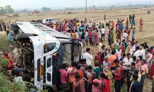 हजारीबाग में बस पलटने से कई यात्री घायल, ड्राइवर फरार