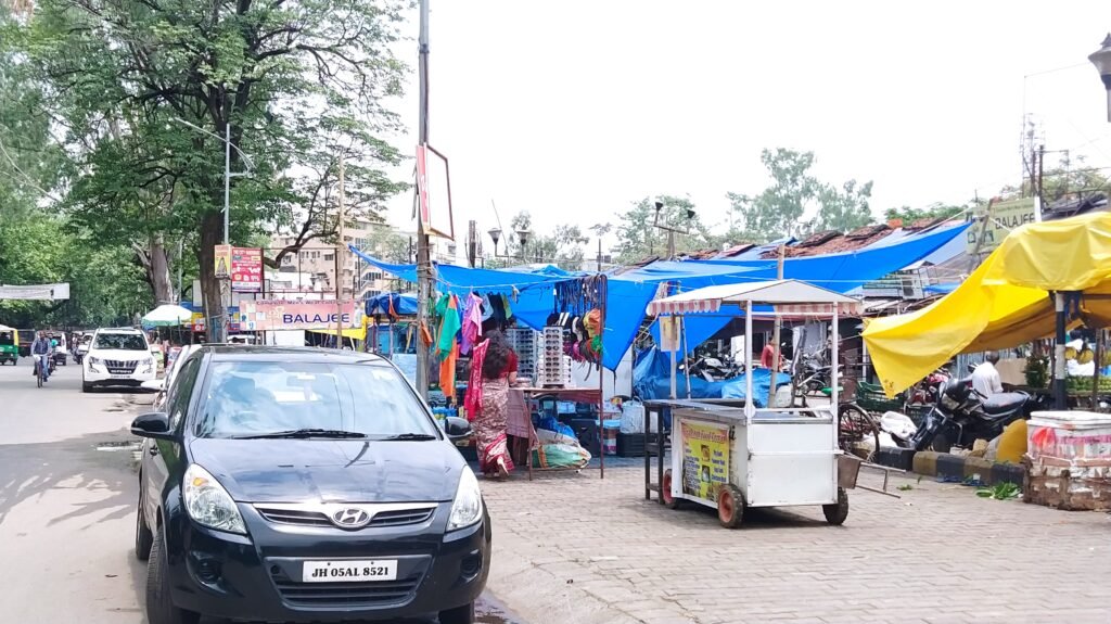 कदमा बाजार में लाखों की पार्किंग पर दुकानदारों ने किया कब्जा, पार्किंग के एवज में रोजाना देते हैं 30 से 50 रुपए