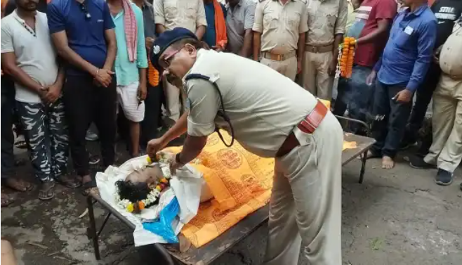 सड़क हादसे में घायल होमगार्ड जवान की इलाज के दौरान हुई मौत, जिला होमगार्ड मुख्यालय में दी गई सलामी