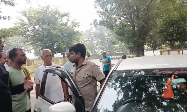 जमशेदपुर में पुलिस वाहन हादसा: लोगों और खड़ी गाड़ियों को नुकसान, एक महिला घायल