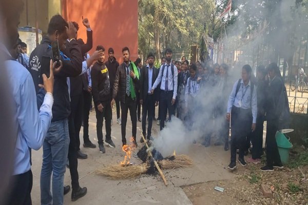 DSPMU में फीस वृद्धि को लेकर छात्रों का हंगामा, कॉमर्स विभाग में तालाबंदी और पुतला दहन DSPMU, Ranchi News, Jharkhand News, Students Protest, College Fee Hike, Commerce Department, DSPMU, पुतला दहन, शिक्षा समाचार, कॉलेज प्रदर्शन, University Protest, फीस वृद्धि विवाद