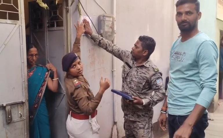 धनबाद: 52 लाख की ठगी के आरोपी के घर पुलिस ने चिपकाया इश्तिहार, जल्द होगी कुर्की-जब्ती की कार्रवाई Dhanbad news, Dhanbad crime, 52 lakh fraud case, Dhanbad fraud news, Dhanbad police action, Dhanbad dhanbad thana, Ashish Gupta fraud case, Jharkhand crime update, Jharkhand latest news, Fraud investigation Jharkhand, Kukri jabti action, Dhanbad FIR news