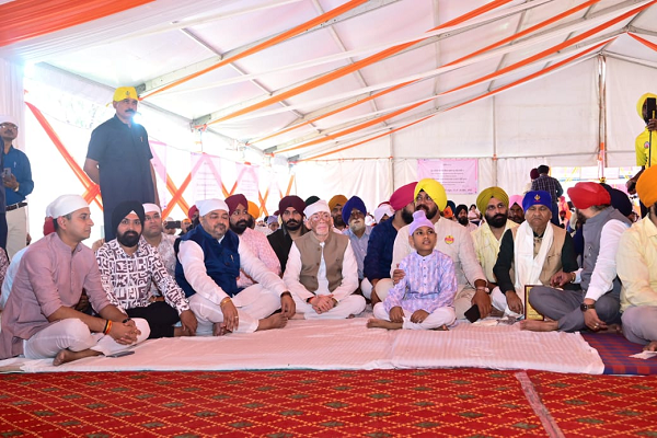 गुरु नानक देव जी के प्रकाशोत्सव पर पहुँचे राज्यपाल संतोष कुमार गंगवार, मत्था टेक कर लिया आशीर्वाद