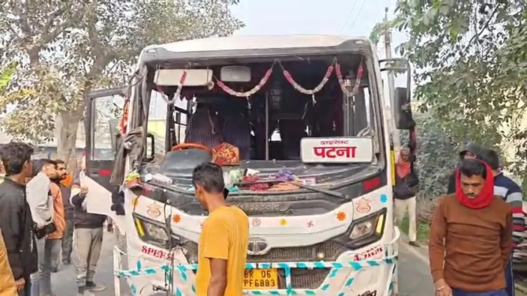 hajipur accident, bihar road accident, bus tempo accident, hajipur news, vaishali news, bihar breaking news, road accident today, sadak hadsa bihar, hajipur lalganj road, samachar plus news