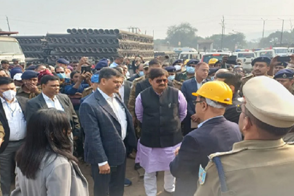 धनबाद के झरिया फायर एरिया में जहरीली गैस से हाहाकार: दो महिलाओं की मौत, हालात का जायजा लेने पहुंचे मुख्य सचिव अविनाश कुमार और DGP तदाशा मिश्रा